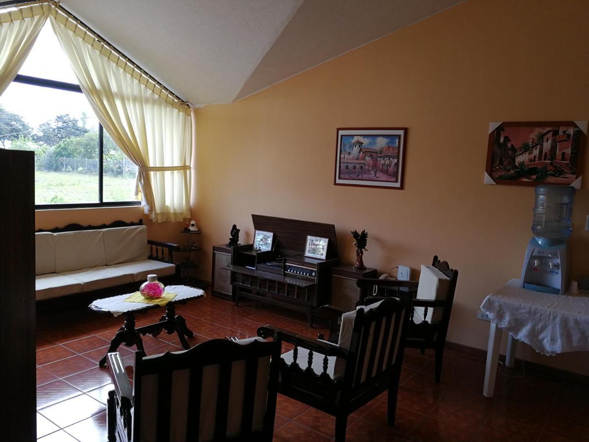Chapelet Hostal Tababela Exteriér fotografie