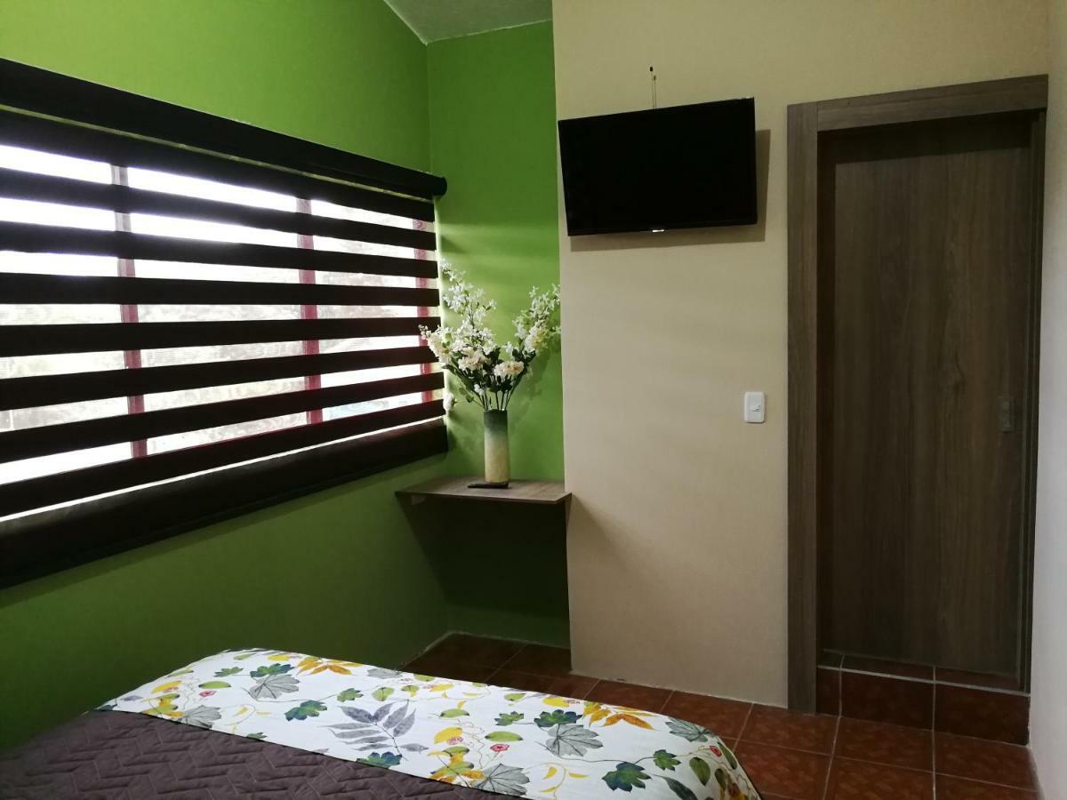 Chapelet Hostal Tababela Exteriér fotografie